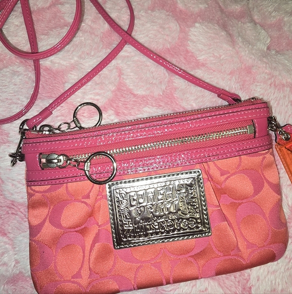 Coach Handbags - Coach Poppy signature canvas crossbody bag Euc